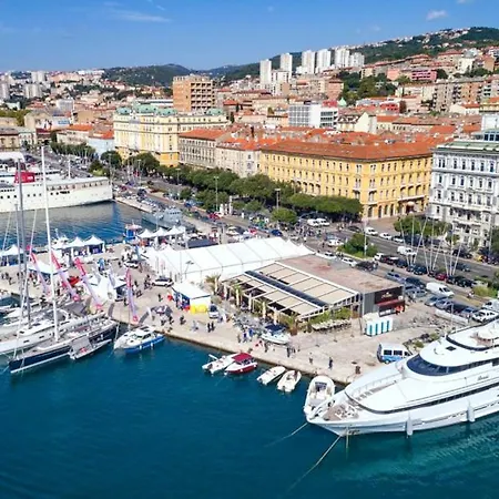 Casa de hóspedes Odeon And Rijeka