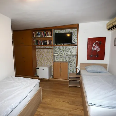 Odeon And בית הארחה