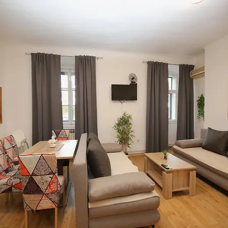 Odeon And בית הארחה רייקה